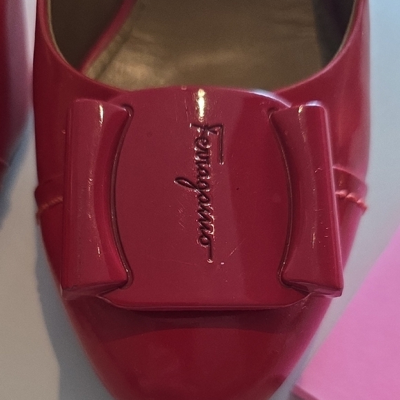 Salvatore Ferragamo Patent Red Bow Pumps - Picture 2 of 6